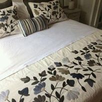 Alistate-Almohadones y pie de cama bordado