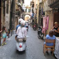 Alistate-Visita privada: recorrido turístico en Vespa por Nápoles