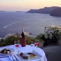 Alistate-Room service en Santorini