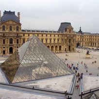 Alistate-Entrada al "Museo de Louvre" - París