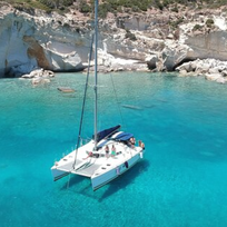 Alistate-Paseo para 2 en catamarán por Milos