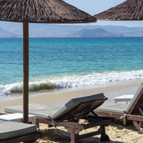 Alistate-Contratación de reposeras y sombrilla en Mykonos
