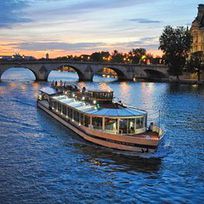 Alistate-Paris. Cena para 2 en el barco por el Rio Sena