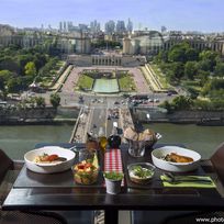Alistate-Cena en la Torre Eiffel!