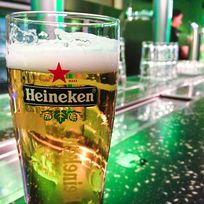 Alistate-Cervezas en el bar Heineken - Holanda
