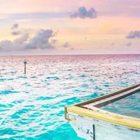 Alistate-Cóctel al atardecer en altamar