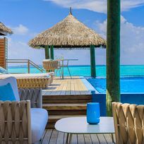 Alistate-Tragos junto a la piscina infinita