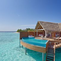 Alistate-Día de descanso en reposeras sobre el agua