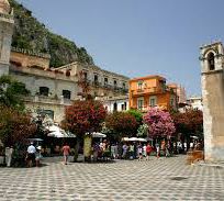 Alistate-Almuerzo en Taormina