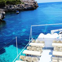 Alistate-Paseo en barco por las calas de Menorca!